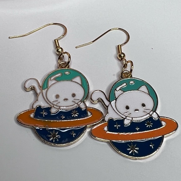 925 Sterling Hook Earring with astronaut cat on Saturn - Picture 2 of 3